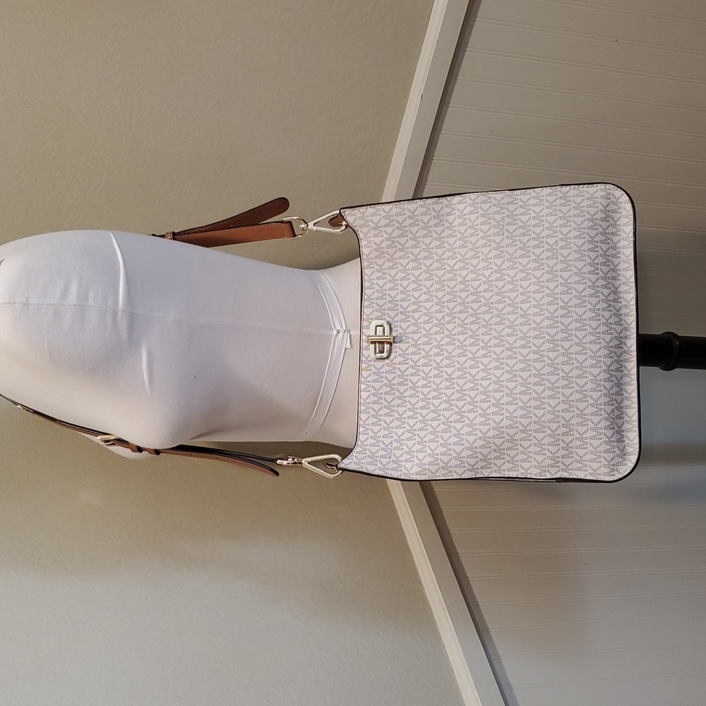 Like NEW Michael Kors Sullivan Messenger Bag Grommet Strap - Picture 2 of 12